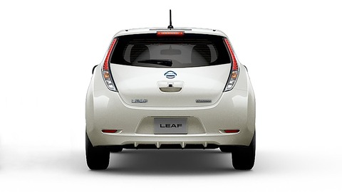 2017-nissan-leaf-electric-car-charging-02-large