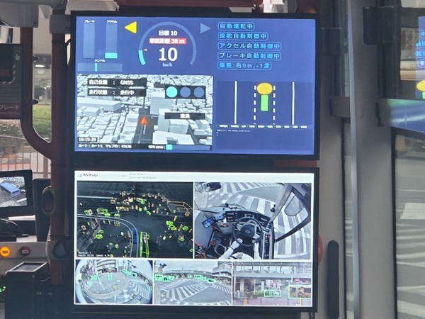 交差点のセンサーが車両や人を検知している様子