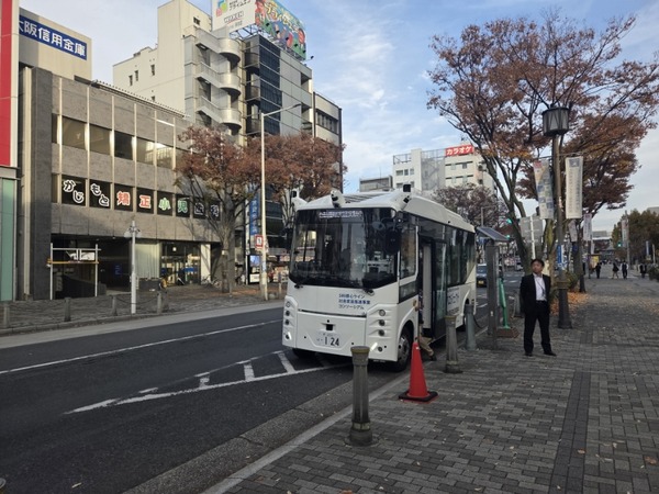 堺市役所前に停車中の自動運転バスの外観