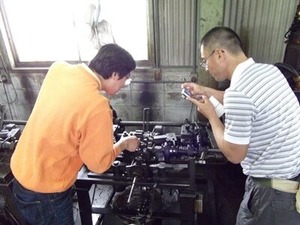 製鎖機を撮影する山崎哲秀さん