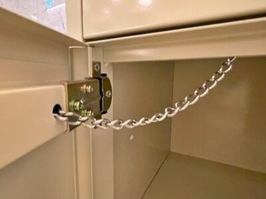 コインロッカー内のチェーン