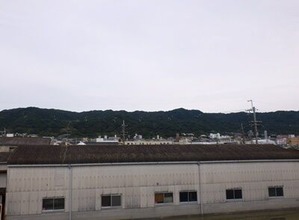 曇り空の東大阪と生駒山