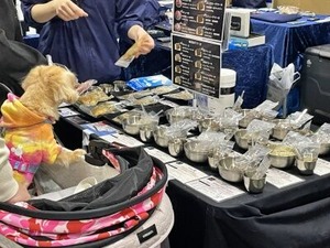 厳選素材のフードの試食コーナー