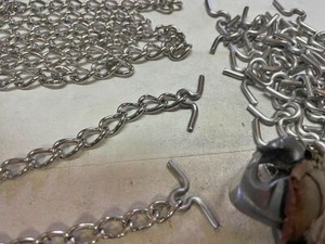 組み立て作業中のコインロッカーチェーン