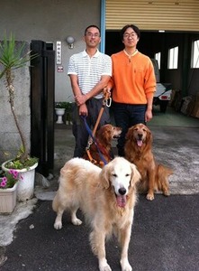 ワンちゃん達と訪問された山崎哲秀さん