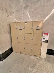 エントランス角に設置されたコインロッカー
