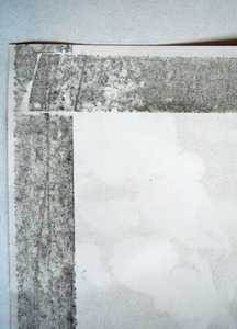 粘着テープだ汚れてしまったポスターの裏側