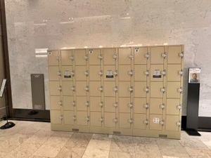 エントランス南側のコインロッカー