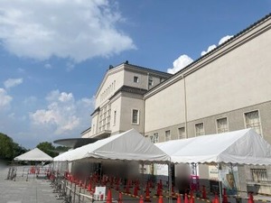 日よけテントが設置された大阪市立美術館