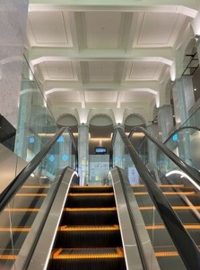 エントランスに続くエスカレーター