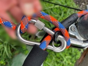 係留用ワイヤーについているカラビナ