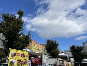 インテックス大阪の中庭に来たキッチンカー