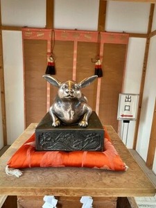 大神神社の撫でウサギさん