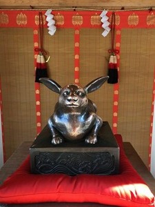 大神神社のなでうさぎさんの像