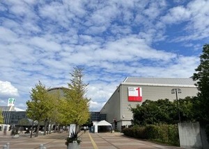 コロナワクチンの大規模接種会場となっている1号館