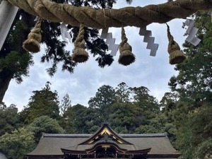 大神神社拝殿と大しめ縄