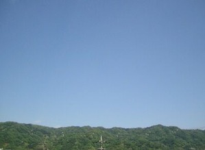 青空が広がる生駒山