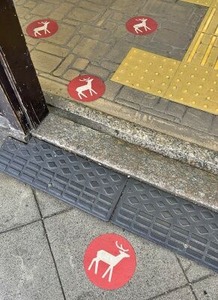 JR三輪駅のシカの誘導マーク