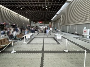 4号館入口への誘導通路