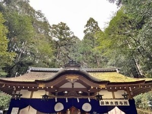 狭井神社の拝殿