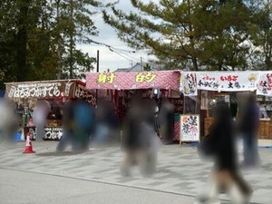 三輪神社参道の屋台2023-1