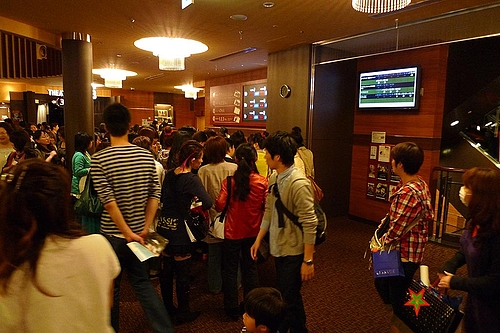 サイン入りポスターに群がる人