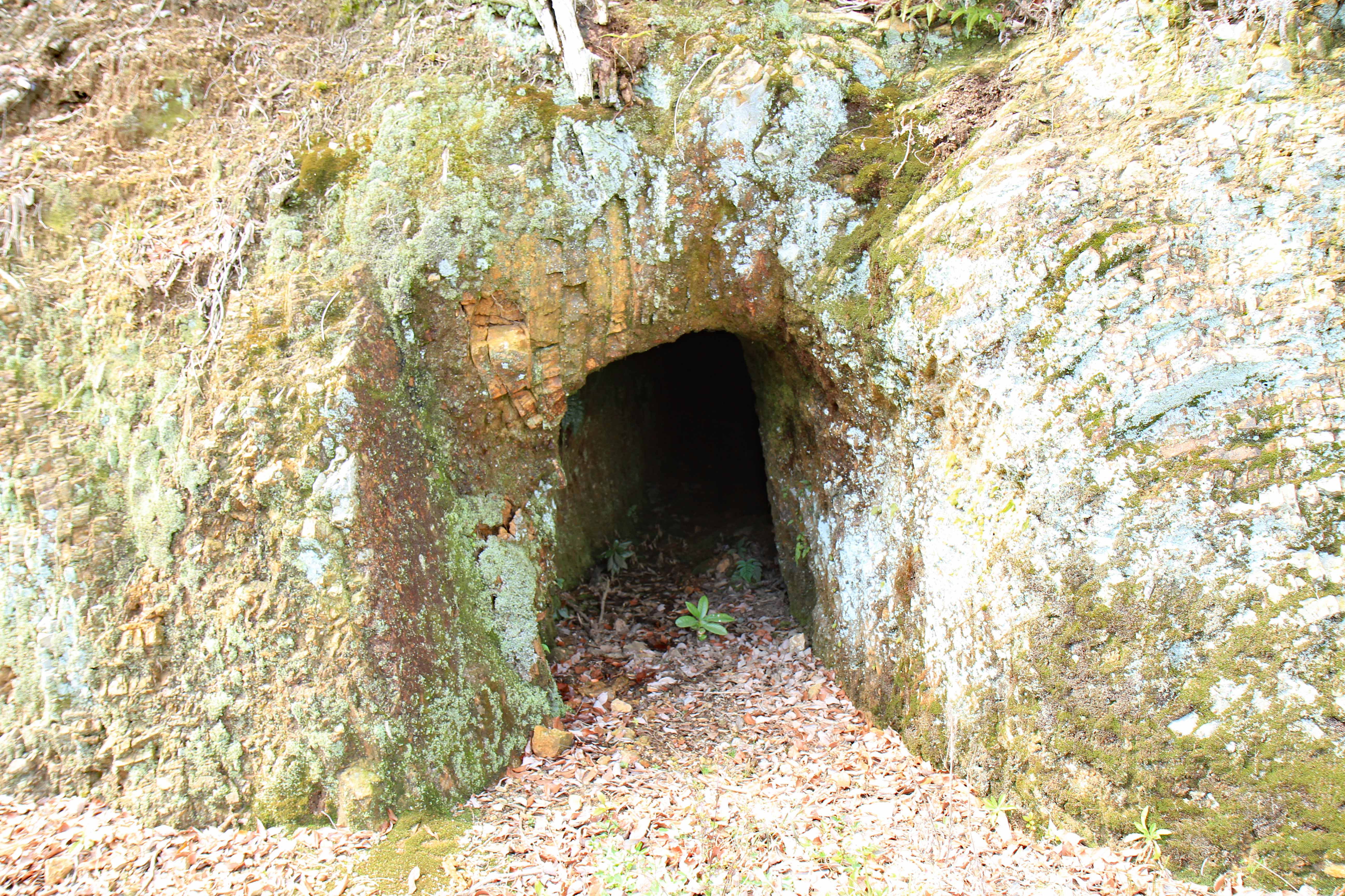 舘山寺にある謎の穴 廃虚日常記録帳
