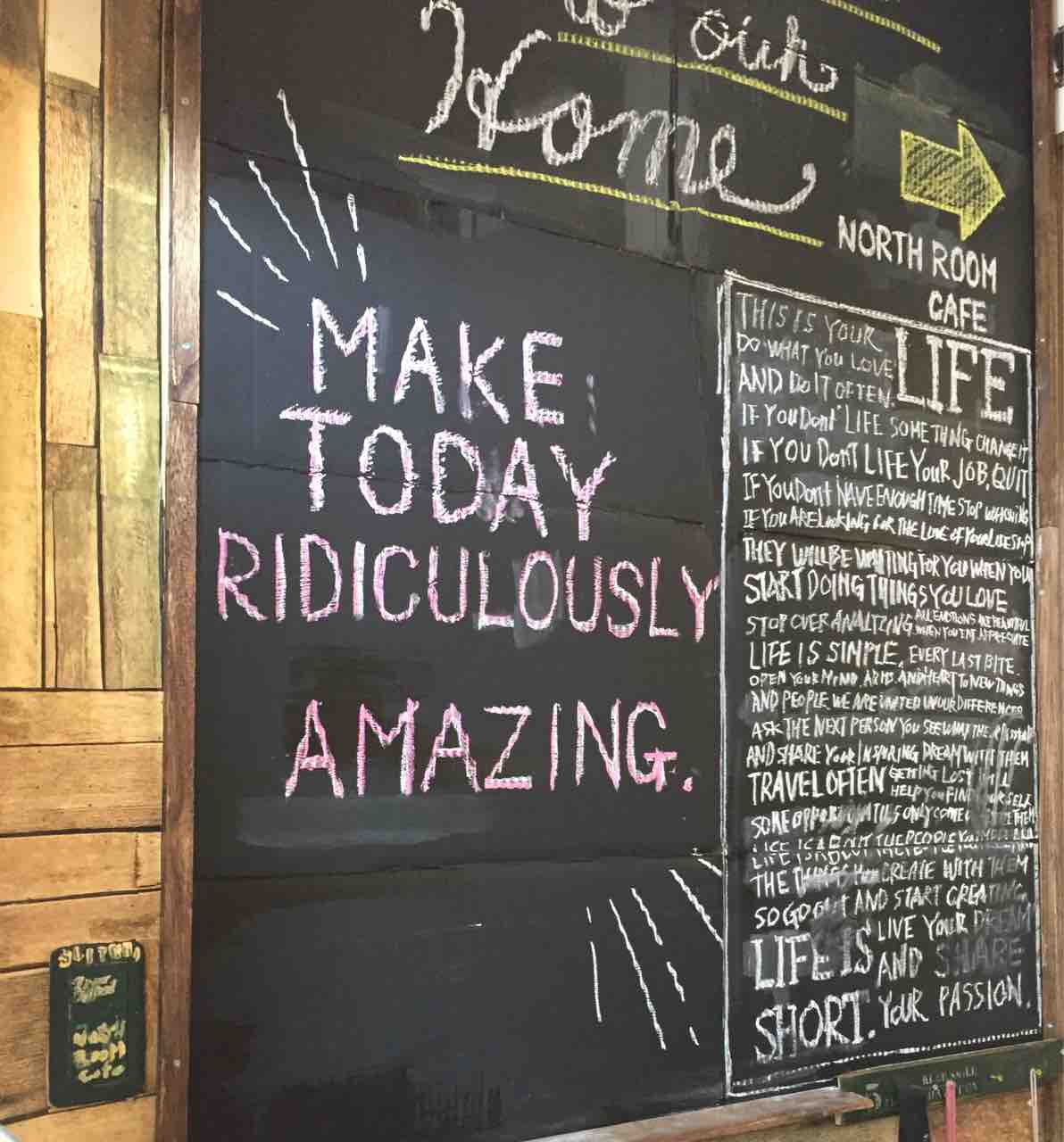 ダンボールと100均の黒板塗装で作った黒板に落書き North Room Cafe