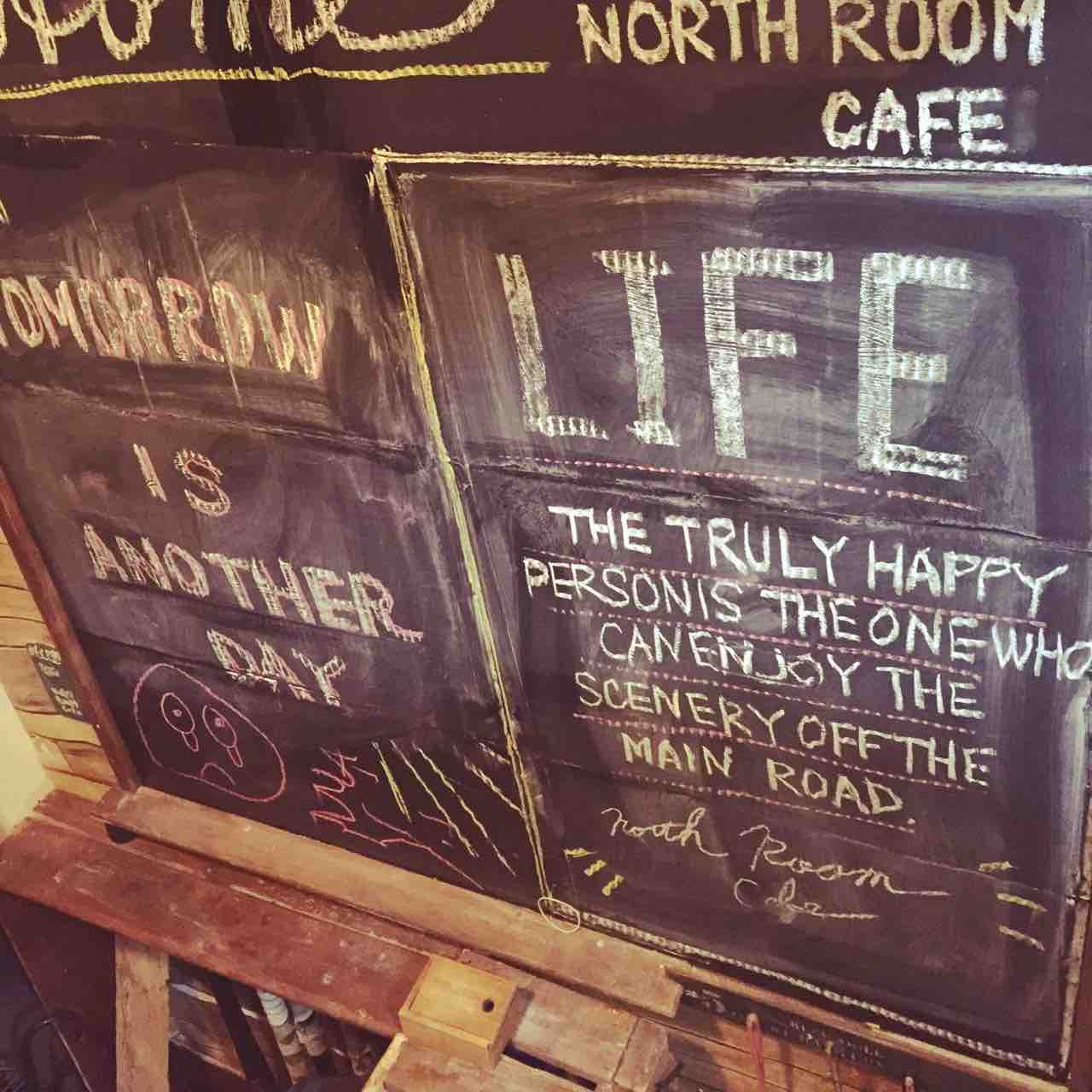 ダンボールと100均の黒板塗装で作った黒板に落書き North Room Cafe