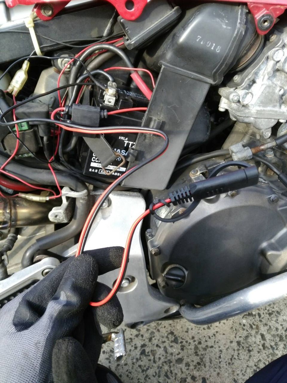 ホーネットのバッテリーを充電してみる くゆりと