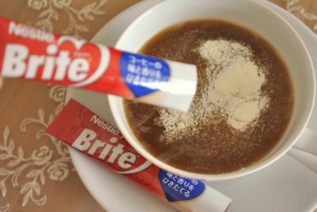 スティック2本のブライトとコーヒー