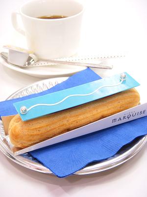 アパガードのイメージで作られたエクレアとコーヒー