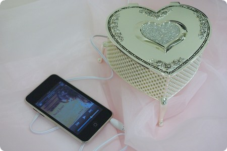 iHeart Jewelry Box Speaker for iPod4