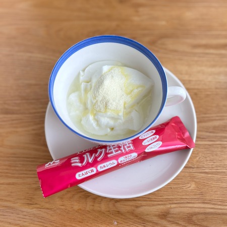 ミルク生活ヨーグルトにかけたところ