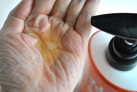 柿渋ボディソープ手にとったところ