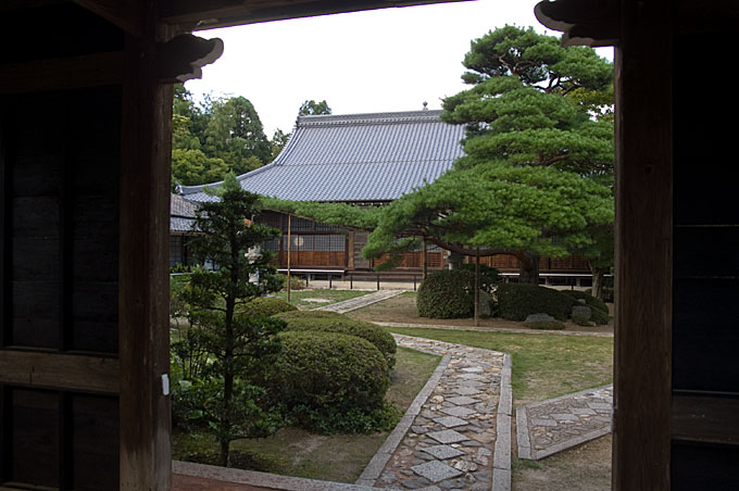門から