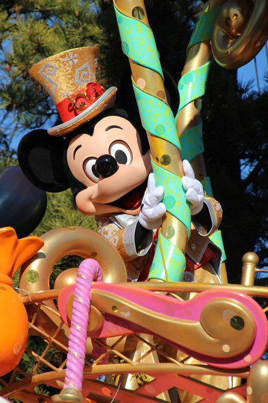 3rd 大扉前のハピネス イズ ヒア と やってきたミッキーフィギュア キャサp 舞浜下町散歩