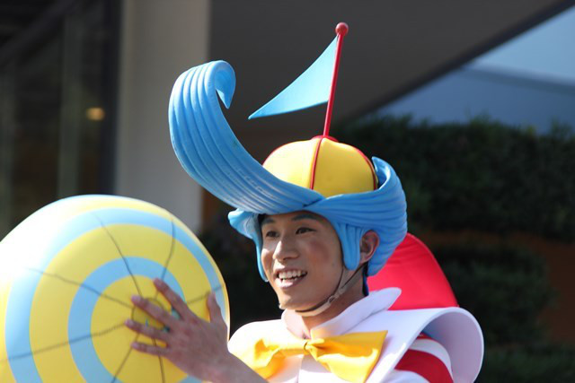 5月12日 ハピネス イズ ヒア ボールでパフォーマンスするダンサーさん キャサp 舞浜下町散歩 5月12日 ハピネス イズ ヒア ボールでパフォーマンスするダンサーさん キャサp 舞浜下町散歩