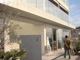 一階のサーフショップはまだ開店前である