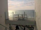 レストランの入り口から望む七里ガ浜