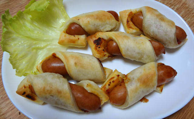 パイ生地を巻きつけたソーセージパイ Pinky Honey