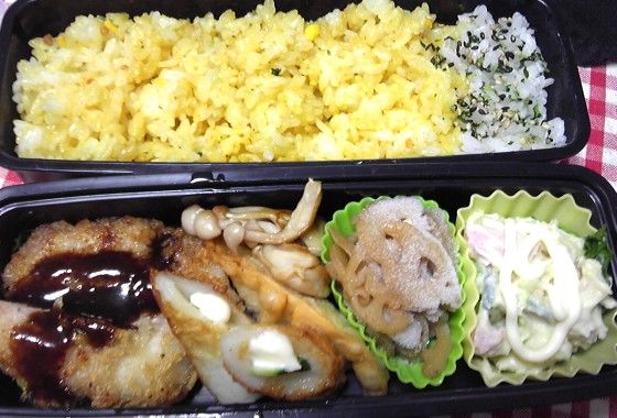 お弁当のご飯にドライカレーやわかめのふりかけ Pinky Honey