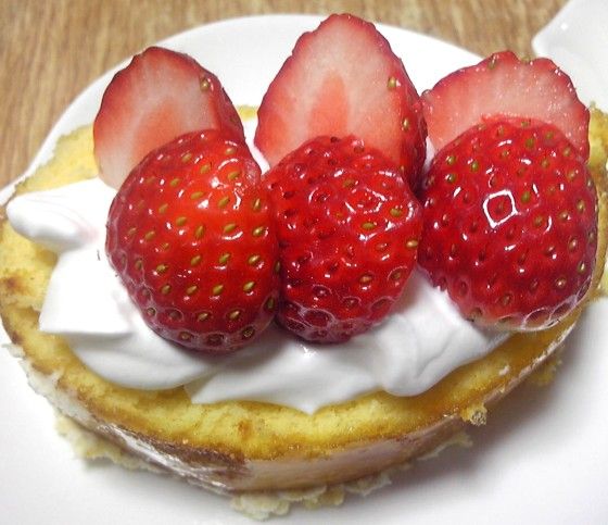 市販のロールケーキやミルフィーユに生クリームと苺 Pinky Honey