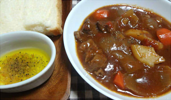 ビーフシチューはパンとパイで Pinky Honey