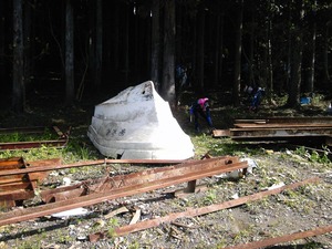 斜面より運び出された船の一部
