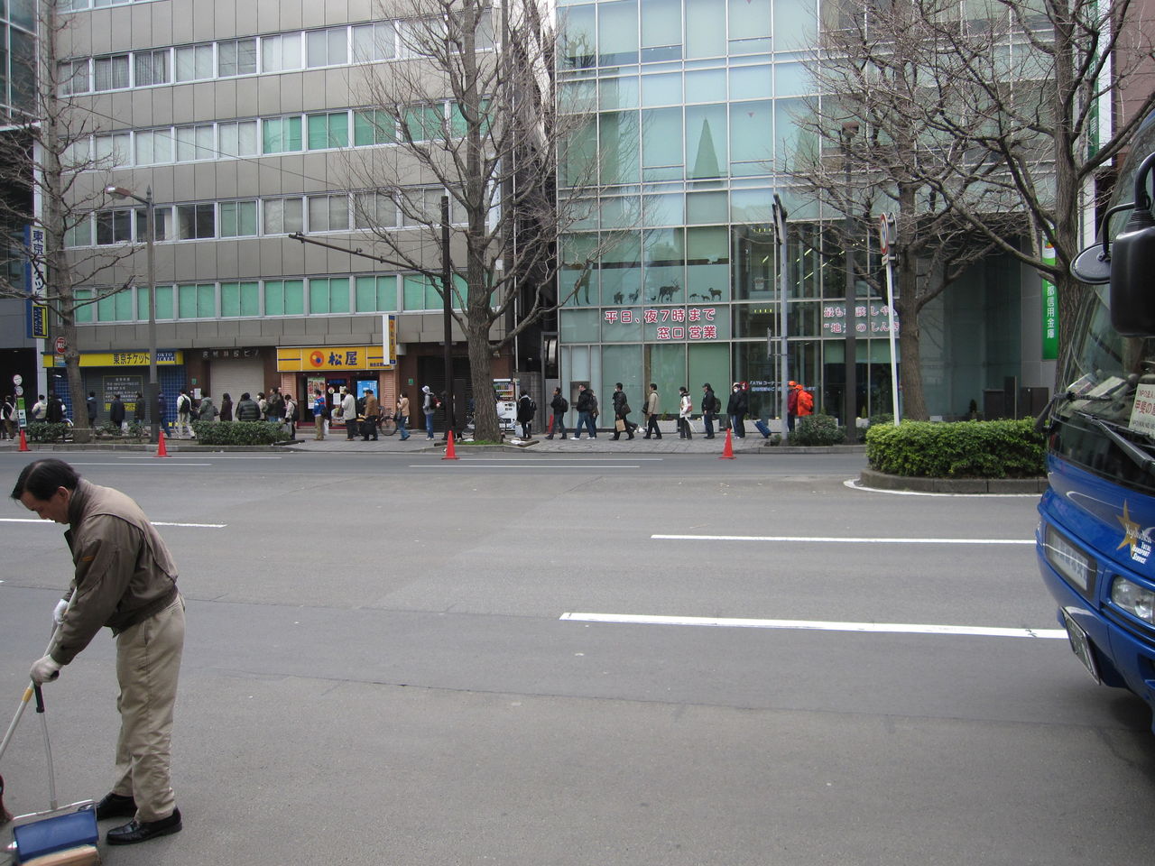 20 015