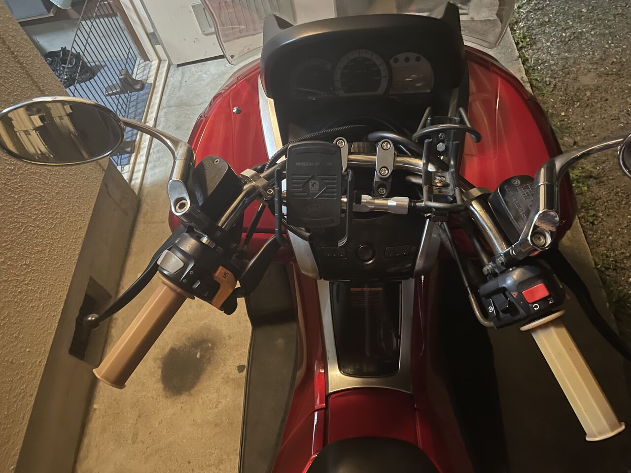 マジェ4D9にデイトナのバイク用 USB電源&電圧計取り付け : おじおばの