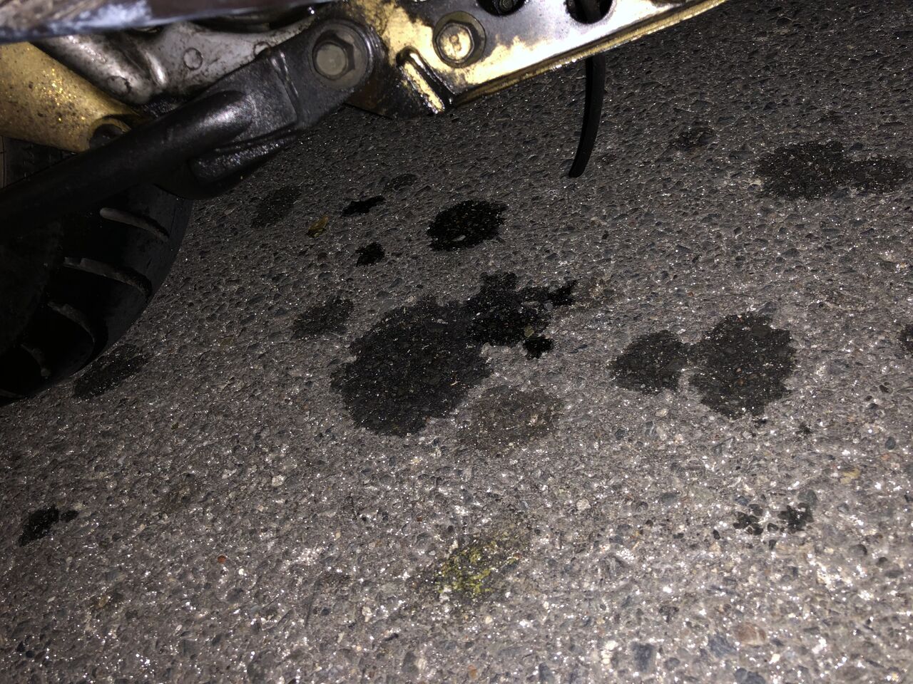 コマジェ キャブ車 のエンジンオイル漏れ ついに来た おじおばの奮闘記