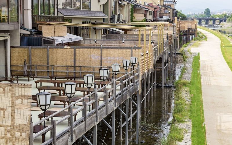 夏の風物詩 京都の川床 かわゆか おじおばの奮闘記 夏の風物詩 京都の川床 かわゆか おじおばの奮闘記