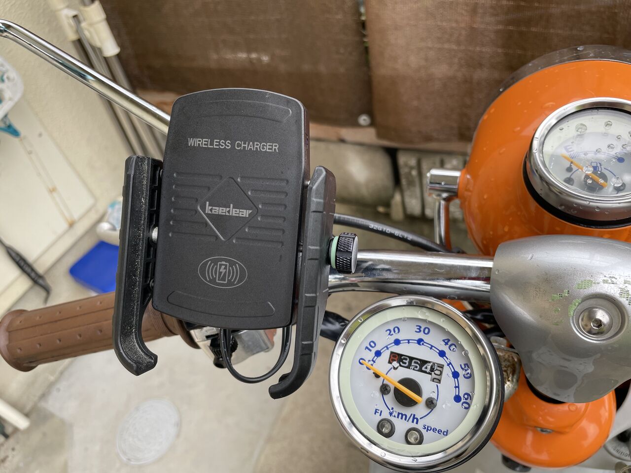 レッツ4パレットに充電式スマホホルダーを取り付け : おじおばの奮闘記